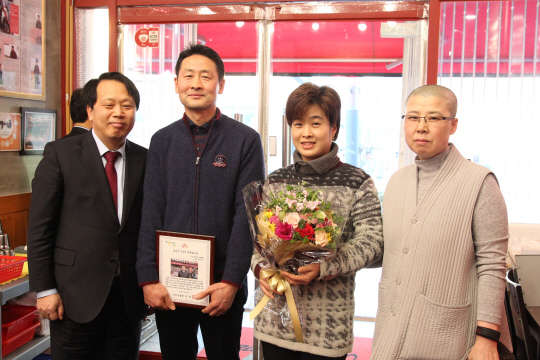 구로구에 생필품 지원, 식사제공, 미용봉사 등 봉사활동이 이어지고 있다. 우리동네 나눔반장 36호로 위촉된 '교동짬뽕'(구로3동) 대표 백승진(47)씨가 관내 저소득 어르신들을 위해 구로디지털단지 내에서 '사랑의 자장면' 봉사활동을 펼쳤다. 구로구 제공